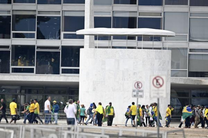 Manifestantes contra los resultados electorales invaden el Congreso Nacional, el Supremo Tribunal Federal, el 8 de enero de 2023, en Brasilia
