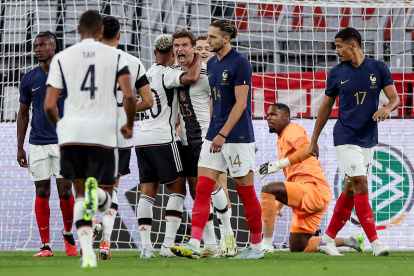 Müeller (C) anotó uno de los tantos que le devuelven la confianza.