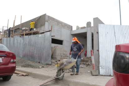 Hecho. La obra sigue erigiéndose a paso lento. Hoy se cumplió el plazo fijado para realizar la entrega de este centro de salud municipal.