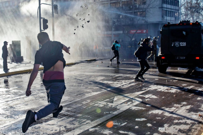 Enfrentamientos entre manifestantes y uniformados en diversos puntos de la capital.