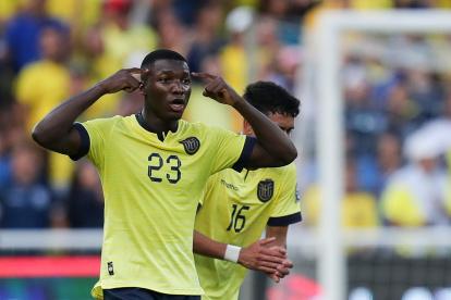 Moisés Caicedo de Ecuador reacciona en un partido de las Eliminatorias Sudamericanas para la Copa Mundial de Fútbol 2026.