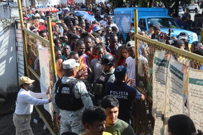 Migrantes hacen hoy fila para regularizar su documentación, en el municipio de Tapachula, estado de Chiapas