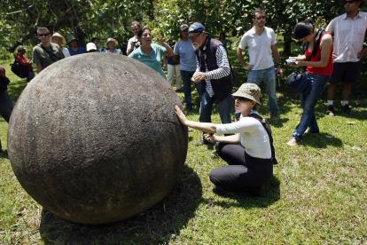 Patrimonio. Una mujer observa a una de las esferas patrimoniales de Costa Rica.
