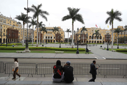 Proyecto. Una pareja descansa frente a la Plaza de Armas en el centro histórico, en Lima (Perú), cuyos trabajos de mejoras están en avances.
