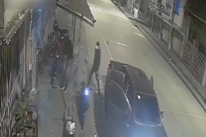 Ataque. En esta imagen se observa al perro que ladra desde la puerta a los criminales.