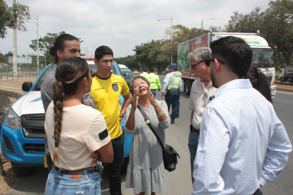 Descontento. Gloria Bedoya, en el centro, detalla al resto de afectados su situación, a la que denomina un”atropello”.