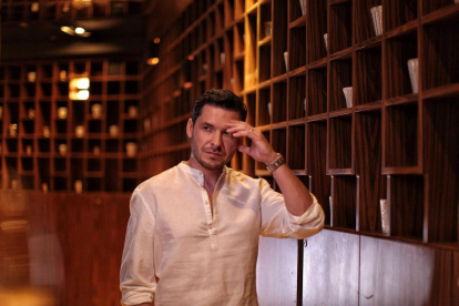 En "Estado Civil: Ingobernable",  combina monólogos ingeniosos, improvisación y la participación activa del público.