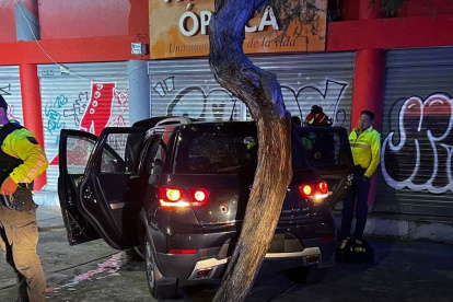 Delito. En el norte de la capital la Policía custodia uno de los vehículos usados en un secuestro exprés.
