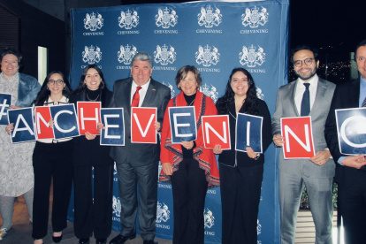 en la presentación de los nuevos Cheveners, quienes aprendrendieron y disfrutaron del Reino Unido.