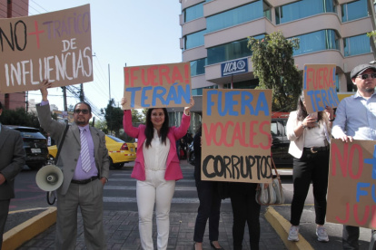 Ciudadanos con pancartas pidiendo la salida de Wilmán Terán.