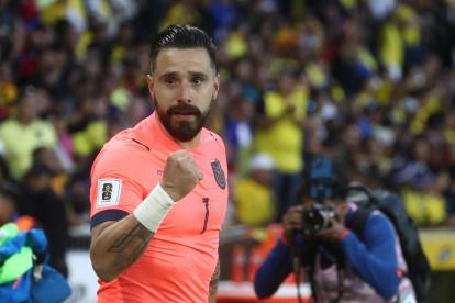 En la última jugada del encuentro entre Ecuador y Uruguay, el arquero Hernán Galíndez impactó al charrúa Facundo Torres.