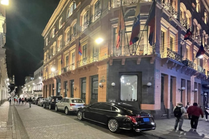 Inadecuado. Está prohibido el paso de automotores por las calles peatonizadas del centro de la ciudad