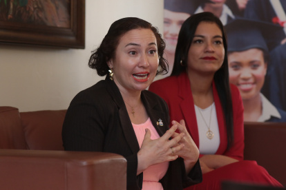 Cita. Olga Bashbush y Belén Robles explican detalles de la feria de universidades.