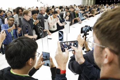 Personas observan el nuevo iPhone 15 de Apple