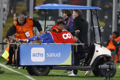 AMDEP9367. SANTIAGO DE CHILE (CHILE), 12/09/2023.- Arturo Vidal de Chile sale lesionado en un partido de las Eliminatorias Sudamericanas para la Copa Mundial de Fútbol 2026 entre Chile y Colombia hoy, en el estadio Monumental en Santiago de Chile (Chile). EFE/ Elvis González
