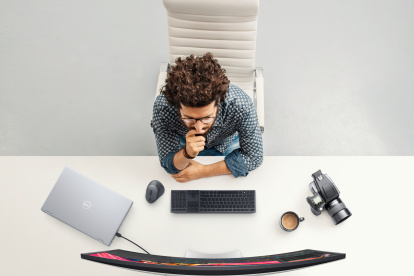Panorama. Una persona aparece con su ordenador portátil conectado a monitor de alta gama.