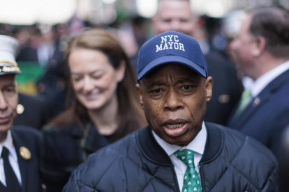 La ciudad de Nueva York ha comenzado a realizar una especie de censo entre la población de inmigrantes recién llegados que sean mayores de 18 años, para determinar quiénes reúnen los requisitos para solicitar un permiso de trabajo.

El alcalde Eric Adams informó al personal que trabaja en los refugios que la ciudad ha abierto para los inmigrantes de que están realizando la encuesta entre los cerca de 40.000 solicitantes de asilo mayores de 18 años que tiene bajo su cuidado.

Adams y la gobernadora del estado de Nueva York, Kathy Hochul, aseguran que hay miles de trabajos disponibles en la ciudad y los campos agrícolas del norte del estado, pero solo están disponibles para los que tienen permiso de trabajo, que a su vez deben haber presentado una solicitud de asilo.

Adams señaló hoy que hasta este 12 de septiembre la ciudad había evaluado a más de 10.000 inmigrantes, un esfuerzo que continuará durante las próximas dos semanas.

Adams y la gobernadora Hochul han reclamado con insistencia a la Administración del presidente Joe Biden que acelere los permisos de trabajo para que los inmigrantes puedan salir del sistema de cuiadados la ciudad, que según el alcalde ya ha llegado al límite de gastos, y pueden comenzar a ser autónomos.

De acuerdo con datos provistos hoy por la Alcaldía, más de 113.300 inmigrantes han sido admitidos en 16 meses en el sistema de albergue público; de ellos más de 59.900 siguen bajo cuidado de la ciudad.

"Los inmigrantes van a destruir la ciudad", dijo hace unos días el alcalde Adams, tras lo cal pidió a las agencias municipales que comiencen a recortar gastos ante un proyectado déficit de 12.000 millones de dólares, que alega enfrentarán para el 2024.

"Durante meses, la ciudad ha hablado con una sola voz, instando al gobierno federal a poner a los solicitantes de asilo en el camino hacia la independencia" económica, afirmó el alcalde.

El Departamento de Seguridad Nacional, bajo el cual se encuentra el Servicio de Inmigración y Aduanas (ICE) se comprometió a enviar personal para ayudar a procesar las solicitudes de asilo, mientras que la ciudad trabaja en conjunto con escuelas de derecho de varias universidades locales para agilizar ese trámite.

Este viernes los congresistas de Nueva York Adriano Espaillat y Alejandra Ocasio Cortez encabezan la delegación del Caucus Hispano del Congreso que vendrán a la ciudad para evaluar las instalaciones que albergan a los inmigrantes y se reunirán con funcionarios de la Administración Adams y con los proveedores de servicios.

El propósito de la visita es evaluar la respuesta de la ciudad y abogar por soluciones federales efectivas, según un comunicado.