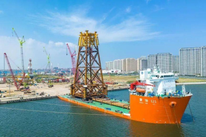 Tránsito. La torre Tongji Hai-1 inicia su traslado hacia el mar oriental de China, donde será instalada.
