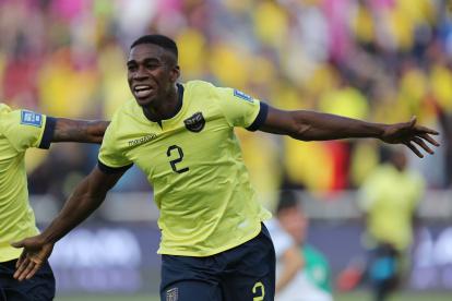 Félix Torres Caicedo de Ecuador celebra un gol, en un partido de las Eliminatorias Sudamericanas para la Copa Mundial de Fútbol 2026 entre Ecuador y Uruguay.