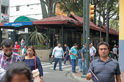 En los exteriores de las paradas de la metrovía los usuarios son atacados, con mucha frecuencia, por delincuentes que les arranchan sus pertenencias y huyen en moto.