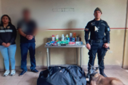 Alerta. El can Issa generó la alerta positiva de droga en una maleta.