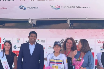 Miryam Núñez en el podio como la ganadora del prólogo de la Volta a Portugal.