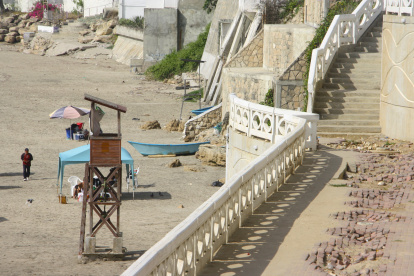 Hecho. Los adoquines del malecón permanecen sueltos o rotos y ya han causado varias caídas a los visitantes.