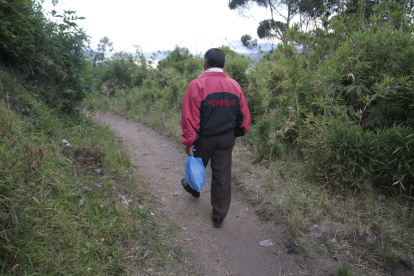 Vía. Este es el paso por el que transitan quienes viven en este sector, en la mañana o noche, para poder ir a sus viviendas o salir a la zona