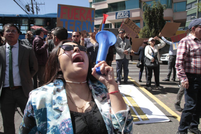 Protesta. Menos de medio centenar de abogados del gremio de Pichincha protestó afuera de la Judicatura.