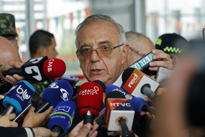 Fotografía de archivo en la que se registró al ministro de Defensa de Colombia, Iván Velásquez, al atender a la prensa, en Bogotá