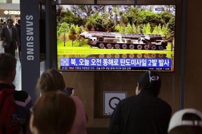 Espectadores surcoreanos ven en la noticia del lanzamiento hoy de dos misiles norcoreanos durante la visita a Rusia del líder norcoreano
