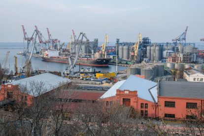 Puerto comercial de Odesa, el pasado mes de marzo, en el que este sábado se ha producido un ataque con misiles rusos, según Kiev.