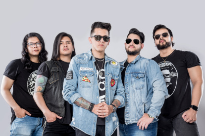 Sus integrantes son, de izquierda a derecha, Joel Zhindón (primera guitarra), John Wildfire (segunda guitarra), Jeremy Nox (vocalista), Sebastián Romero (bajista) y Diego Zhindón (baterista).