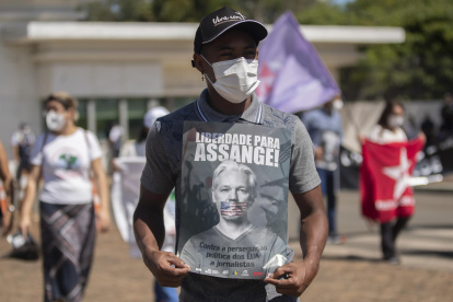 Fotografía de archivo de una protesta en favor de Julian Assange, en Brasil.