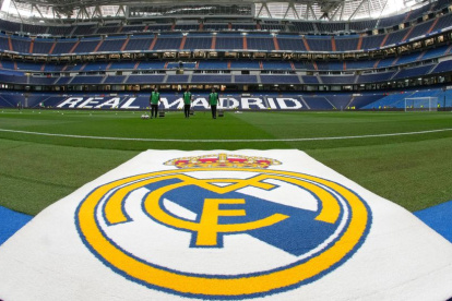 Escudo del Real Madrid en el estadio Santiago Bernabéu. Foto referencial