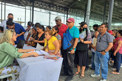 Cientos de ciudadanos acudieron al Palacio de Cristal para pedir información sobre la regularización de sus edificaciones.
