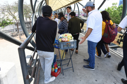 Se desalojó a los vendedores informales ubicados en los exteriores de los centros educativos.