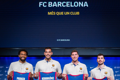 Los nuevos jugadores con sus dorsales.