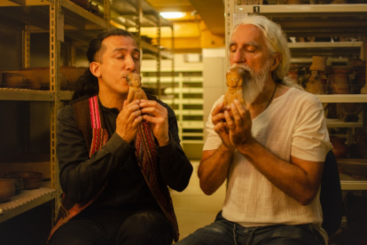 Acción. Esteban Valdivia y Victoriano Sandes, tocan dos instrumentos.