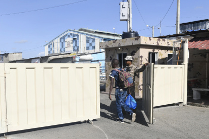 Militares dominicanos vigilan la frontera con Haití.