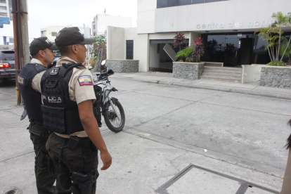 Dos sujetos en moto lanzan un artefacto explosivo en la entrada del garaje de un edificio de Kennedy Norte.