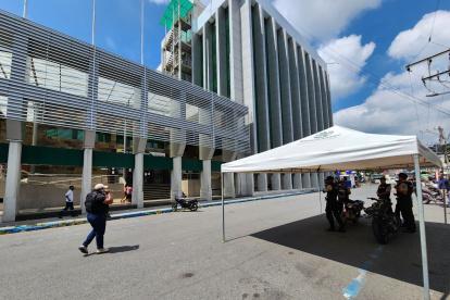 Esmeraldas. La Prefectura de Esmeraldas declaró dos días de duelo por el asesinato de uno de sus obreros.