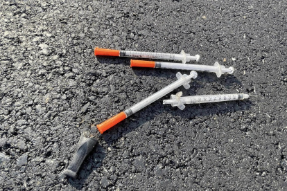 Jeringuillas sobre la acera en una calle de Filadelfia.