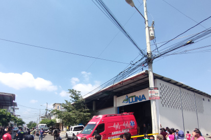 Manta. Una ambulancia llega a la bodega donde ocurrió el crimen.