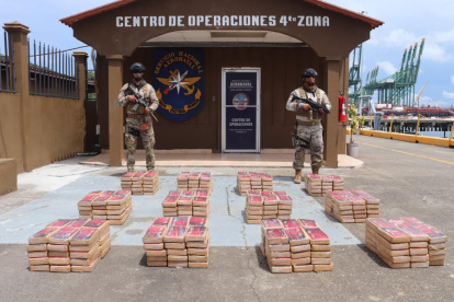 Agentes del Servicio Nacional Aeronaval (Senan) decomisaron 1.060 paquetes con droga en una operación en el río La Maestra.