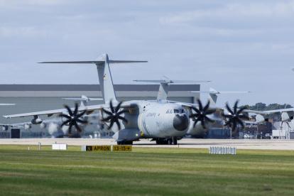 Un Airbus A400M cargado de ayuda despega hacia Libia desde Wunstorf, Alemania.
