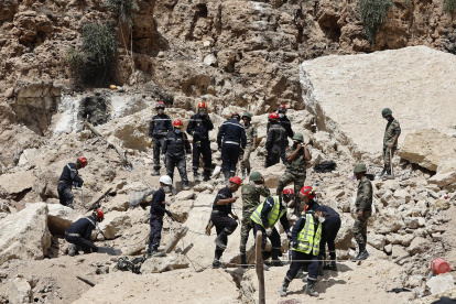Los equipos de rescate continúan en la búsqueda de cuerpos entre los escombros.