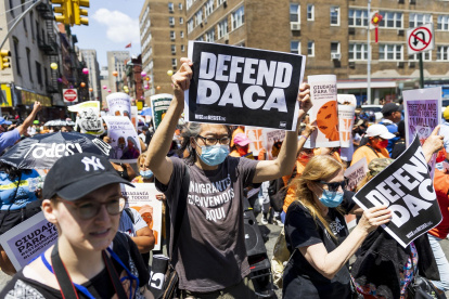 Personas se manifiestan a favor del programa Acción Diferida para los llegados en la Infancia (DACA), en Nueva York (EE.UU.), en una fotografía de archivo.