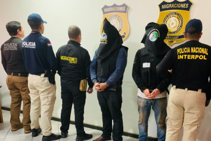 Dos de los tres brasileños detenidos por agentes paraguayos.