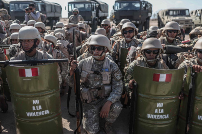 Fotografía de archivo. Un escuadrón de militares peruanos desplegados en una zona de control fronterizo, en Santa Rosa, limítrofe con Chile.